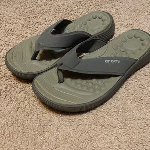 croc flip flops mens size 8